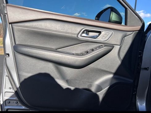 Used 2021 Nissan Rogue Platinum image 18