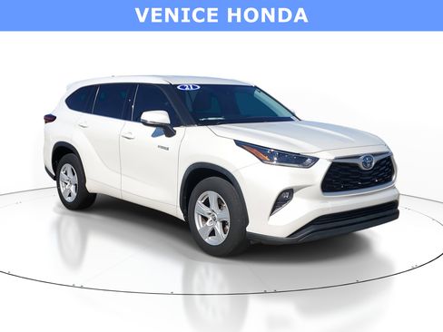 Used 2021 Toyota Highlander LE image 1