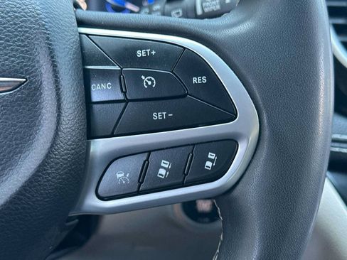 Used 2023 Chrysler Pacifica Touring-L FWD image 29