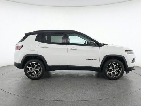 Used 2025 Jeep Compass Limited image 11