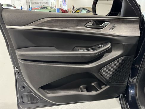 Used 2023 Jeep Grand Cherokee Limited image 23