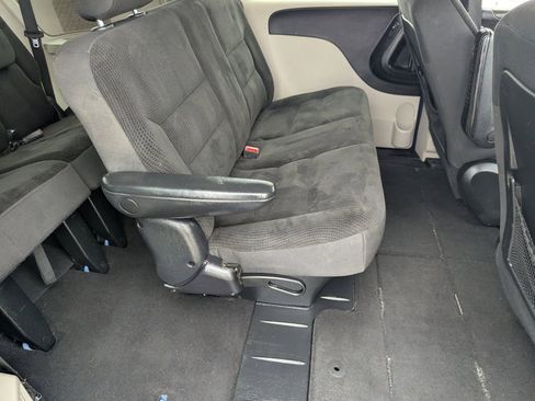 Used 2018 Dodge Grand Caravan SE FWD image 9