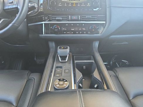 Used 2025 Nissan Pathfinder SL image 3