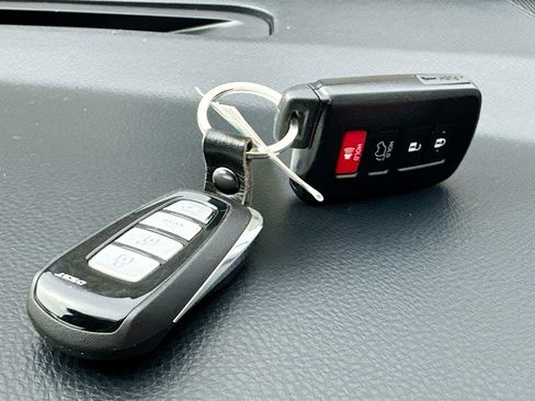 Used 2019 Toyota Highlander XLE image 32