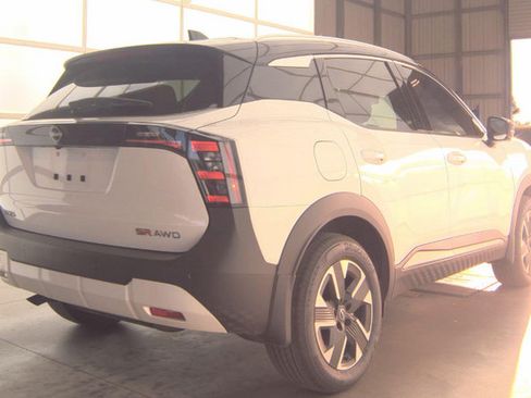 Used 2025 Nissan Kicks SR AWD/4WD image 2