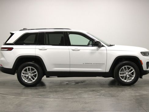 Used 2025 Jeep Grand Cherokee Laredo X w/ Trailer Tow Package AWD/4WD image 9