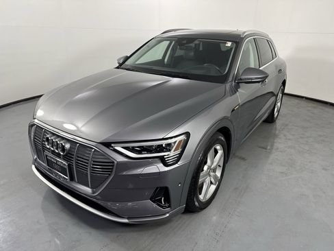 Used 2019 Audi e-tron Prestige w/ Prestige Package AWD/4WD image 31