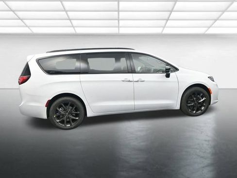 New 2026 Chrysler Pacifica Select w/ S Appearance Package image 9