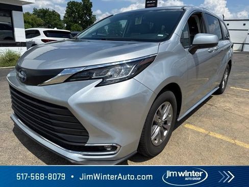 Used 2023 Toyota Sienna XLE FWD image 1