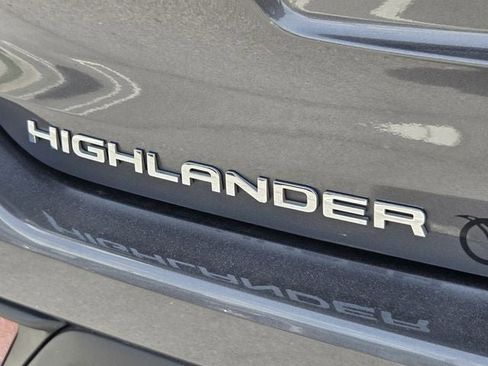 Used 2024 Toyota Highlander XLE FWD image 35