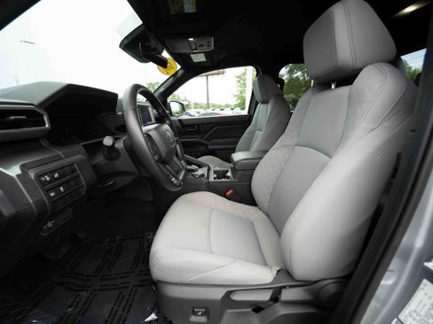 Used 2025 Toyota Tacoma SR5 AWD/4WD image 9