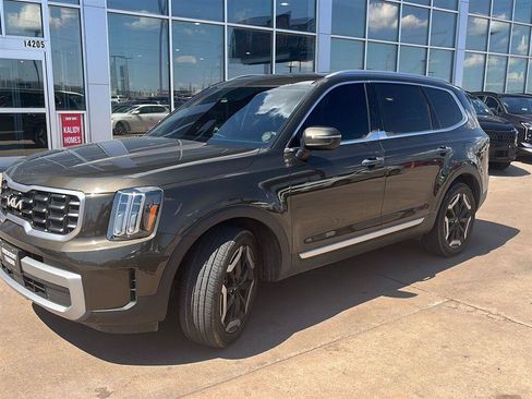 Used 2023 Kia Telluride S FWD image 2