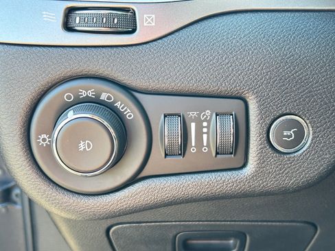 Used 2019 Jeep Cherokee Limited w/ Luxury Group AWD/4WD image 20