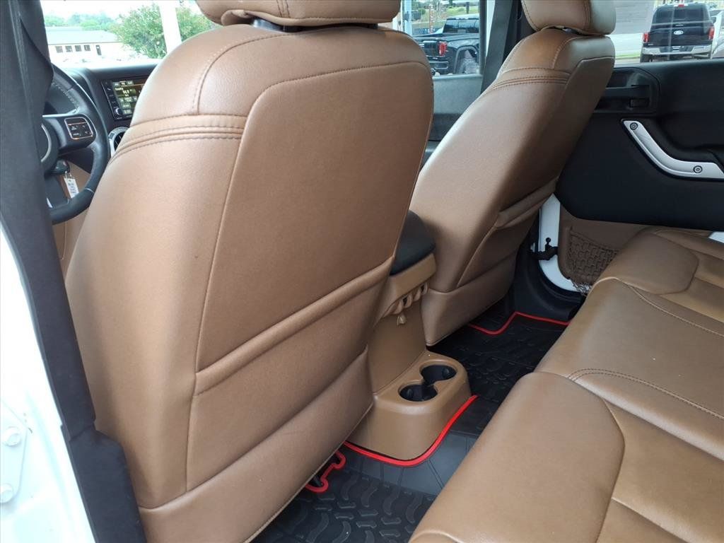 Used 2015 Jeep Wrangler Unlimited Sahara w/ Dual Top Group AWD/4WD image 8