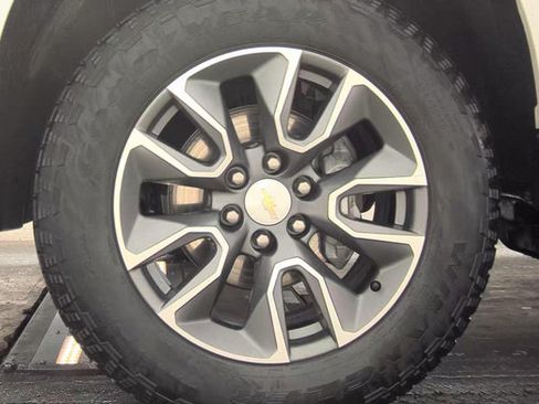 Used 2024 Chevrolet Silverado 1500 LT AWD/4WD image 3