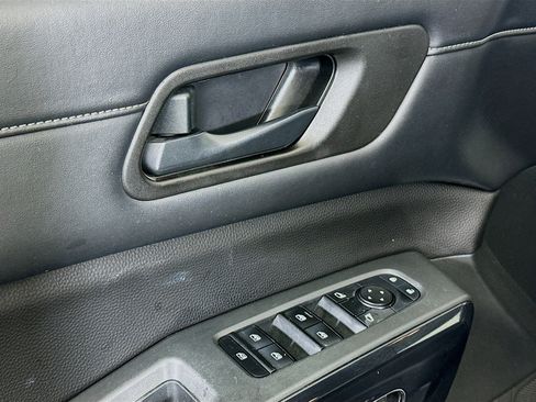 Used 2024 Nissan Pathfinder SV image 15