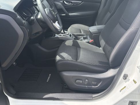 Used 2018 Nissan Rogue SV w/ Premium Package FWD image 9