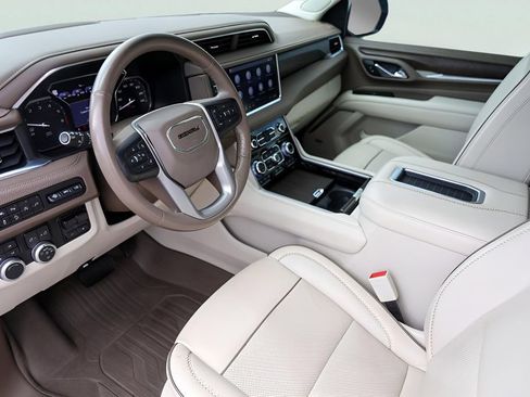 Used 2021 GMC Yukon XL Denali w/ Denali Premium Package image 13
