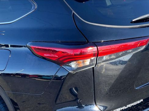 Used 2023 Toyota Highlander XLE FWD image 29