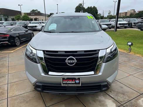 Used 2024 Nissan Pathfinder SV FWD image 2
