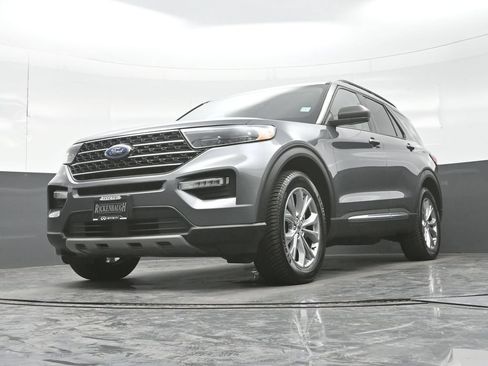 Used 2022 Ford Explorer XLT w/ Equipment Group 202A AWD/4WD image 21