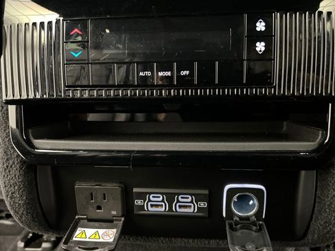 Used 2024 Jeep Wagoneer L Series II image 25