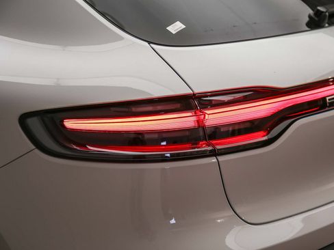 Certified 2022 Porsche Macan AWD/4WD image 15