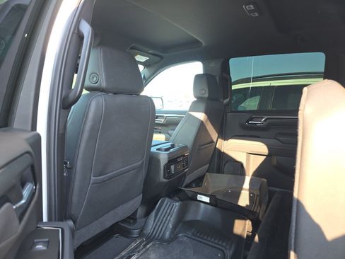 Used 2025 GMC Sierra 1500 AT4 w/ Technology Package AWD/4WD image 11