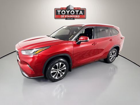 Used 2022 Toyota Highlander XLE AWD/4WD image 3