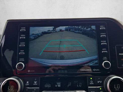 Used 2021 Toyota Highlander XLE FWD image 12