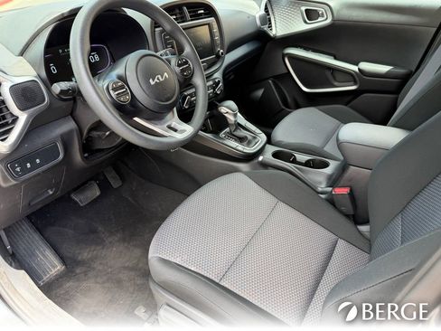 Used 2025 Kia Soul LX w/ LX Technology Package FWD image 19