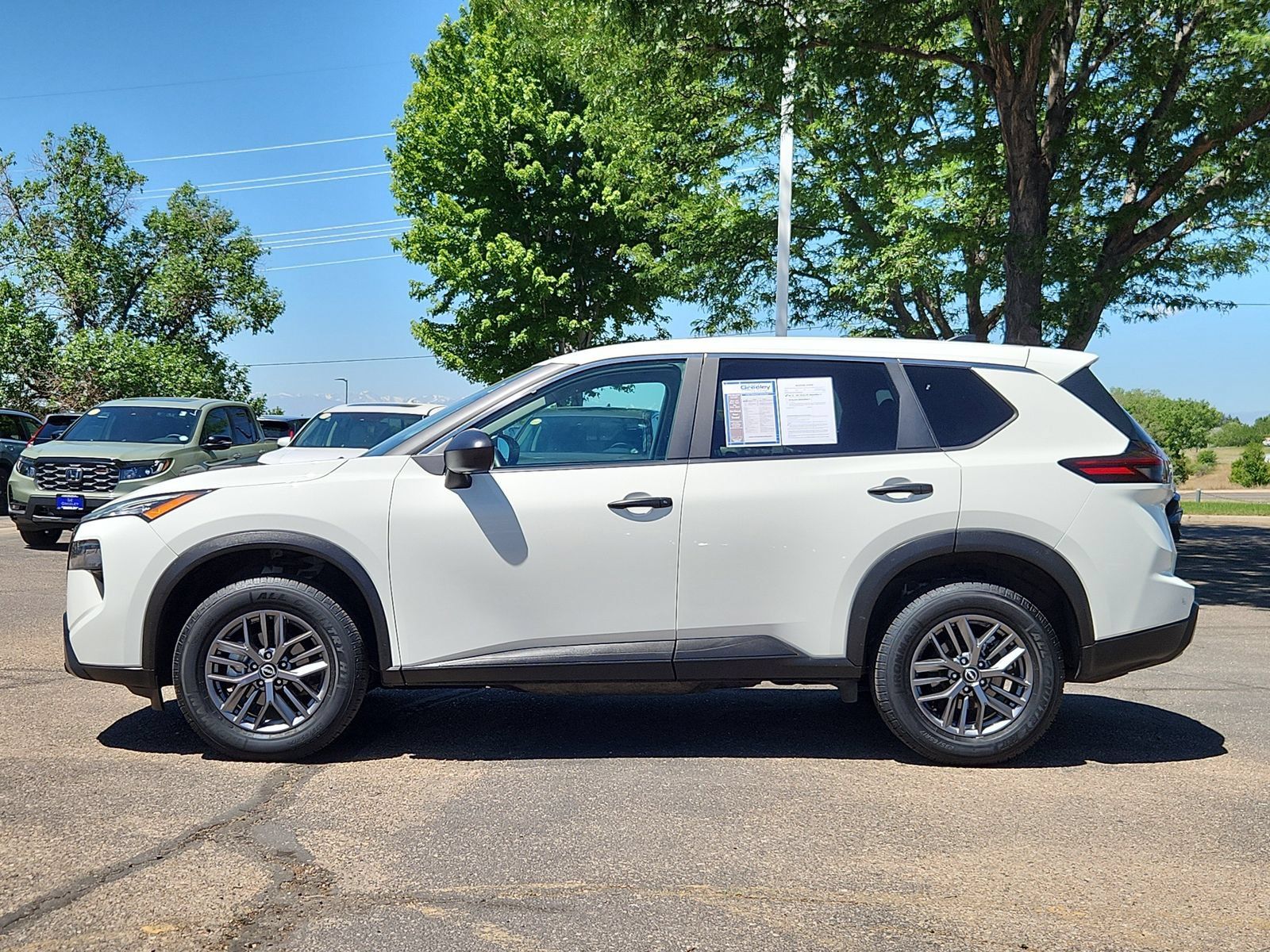 Used 2024 Nissan Rogue S AWD/4WD image 2