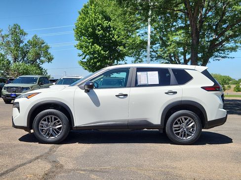 Used 2024 Nissan Rogue S AWD/4WD image 2