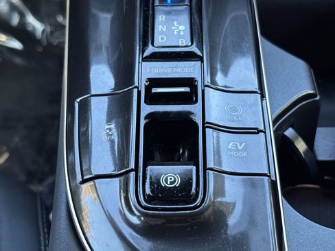 Certified 2025 Toyota Crown XLE image 24