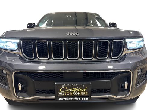 Used 2022 Jeep Grand Cherokee Overland w/ Luxury Tech Group IV AWD/4WD image 10
