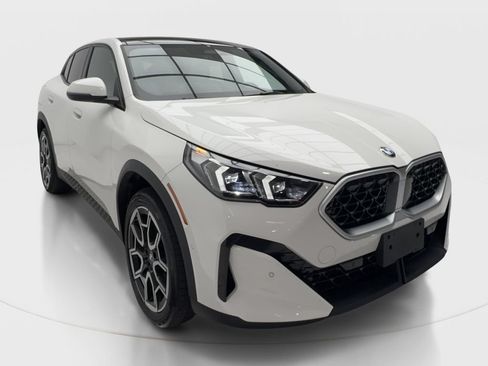 Used 2025 BMW X2 xDrive28i AWD/4WD image 2