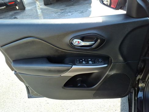 Certified 2021 Jeep Cherokee Latitude Lux w/ Sun & Sound Group image 11