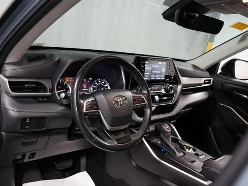 Used 2022 Toyota Highlander XLE image 11