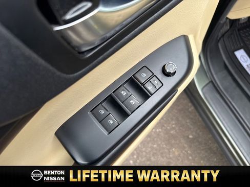 Used 2019 Toyota Highlander XLE image 12