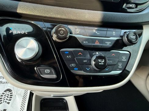 Used 2019 Chrysler Pacifica Touring-L FWD image 27