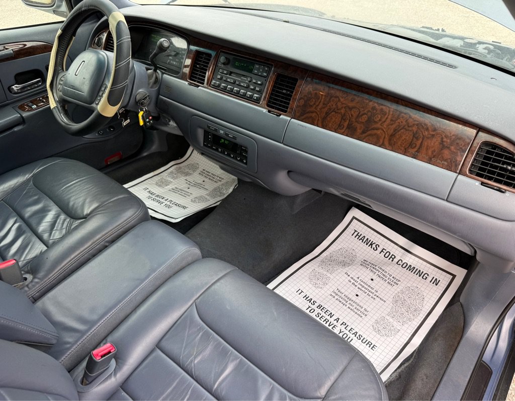 Used 1999 Lincoln Town Car Signature RWD image 14