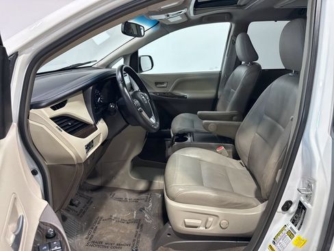Used 2017 Toyota Sienna XLE Premium FWD image 25