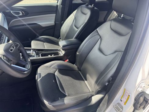 Used 2025 Jeep Compass Limited image 37