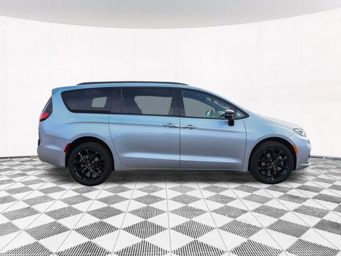 New 2026 Chrysler Pacifica Limited image 12