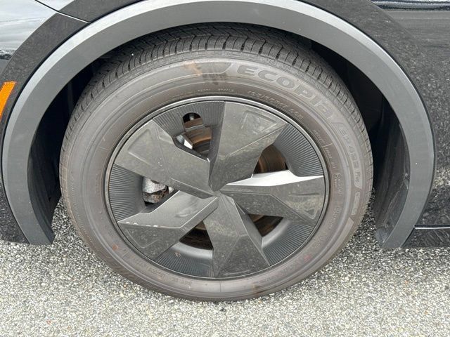 Used 2025 Toyota Prius LE AWD/4WD image 20