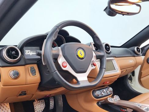 Used 2014 Ferrari California image 17
