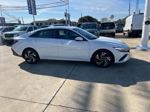 New 2026 Hyundai Elantra Limited FWD image 2