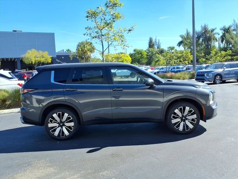 New 2025 Mitsubishi Outlander SE image 6