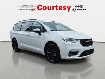 Used 2023 Chrysler Pacifica Touring-L w/ S Appearance Package