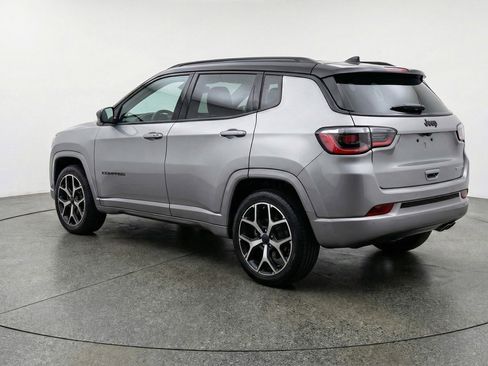 Used 2025 Jeep Compass Limited image 6